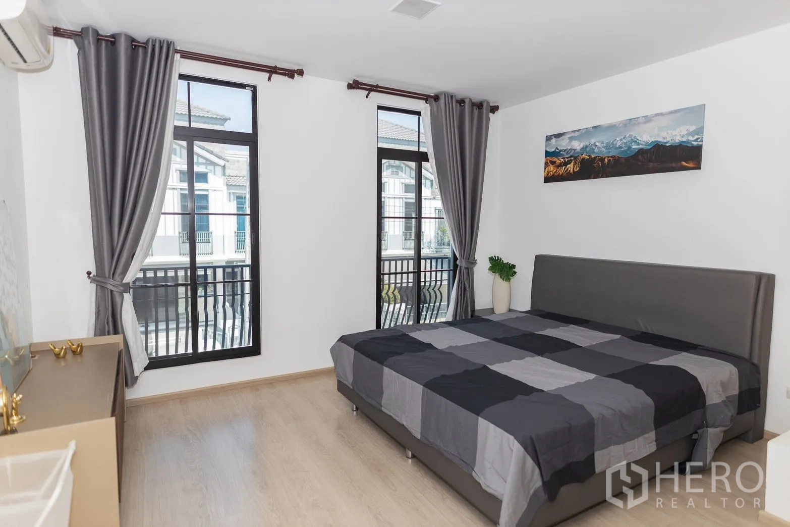 ทาวน์เฮาส์ for rent in Bang Phli, Samut Prakan - ห้องนอนมาสเตอร์มีประตูกระจกออกระเบียงและหน้าต่างสูง