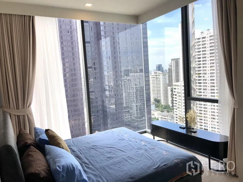 公寓 出租在Watthana, Bangkok - 转角卧室配落地窗，尽享宽阔城市景观。