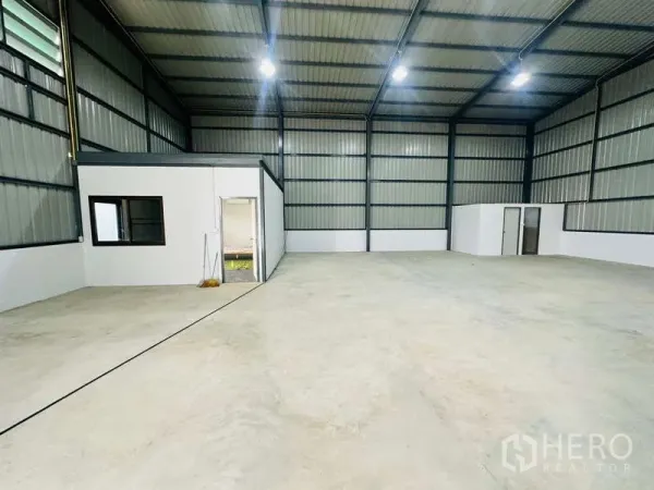 Warehouse for rent in Bang Phli, Samut Prakan - Open warehouse floor showing built-in office rooms, wide clear span, and strong lighting suitable for storage or light production.