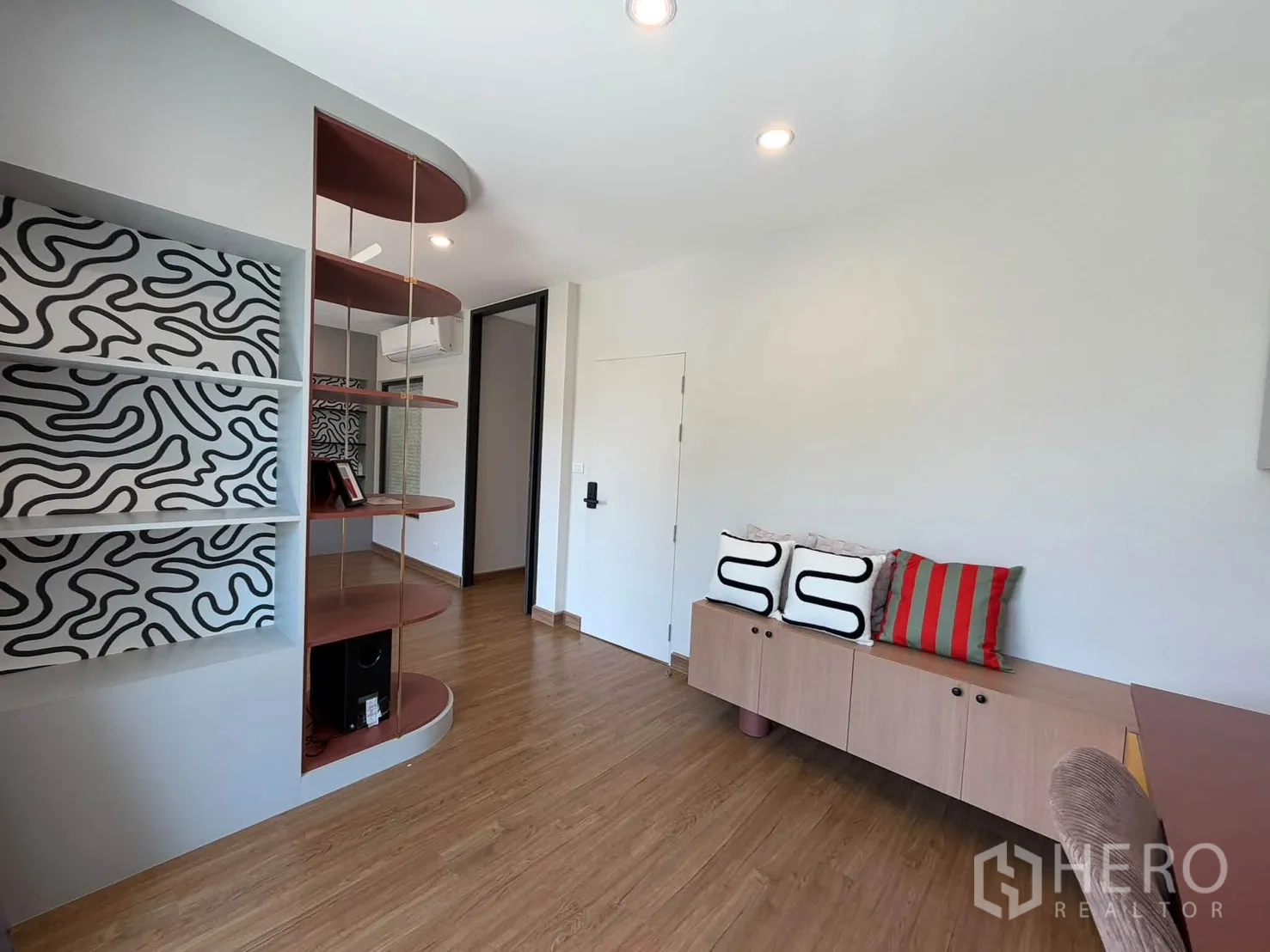 บ้านแฝด for rent in Prawet, Bangkok - ห้องทำงานพร้อมชั้นวางของ เบาะนั่งริมผนัง และแอร์แขวนผนัง