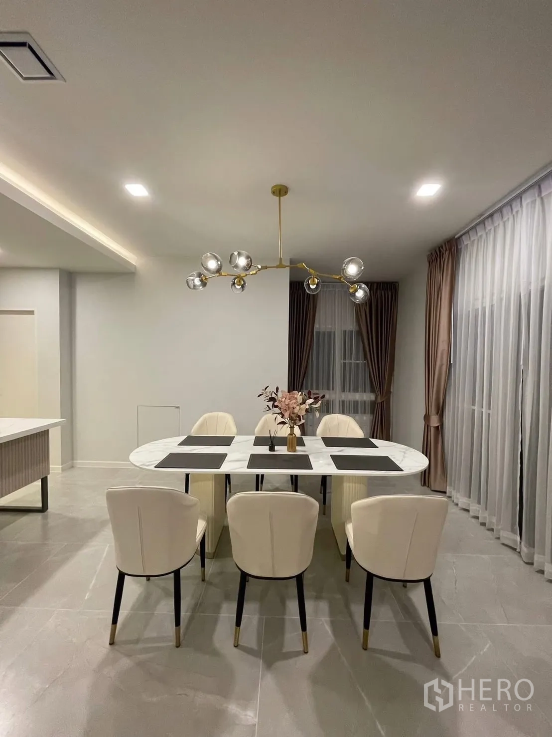 独栋房屋 for rent in Prawet, Bangkok - 明亮的餐厅，落地窗与双层窗帘。