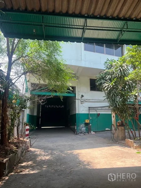 Warehouse for rent in Bang Kho Laem, Bangkok - Entrance courtyard facing the main building with driveway and greenery.