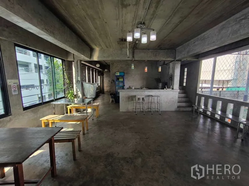 货栈 出租在Huai Khwang, Bangkok - 带吧台和高脚凳的多功能餐饮区。