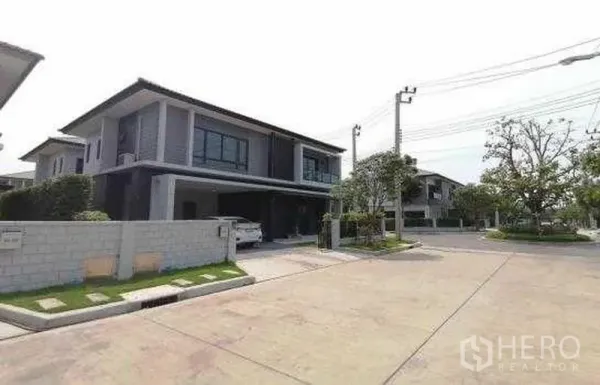 独立式住宅 出售在Bang Phli, Samut Prakan - 街景：Bang Phli 小区内当代两层独栋住宅，带车棚。