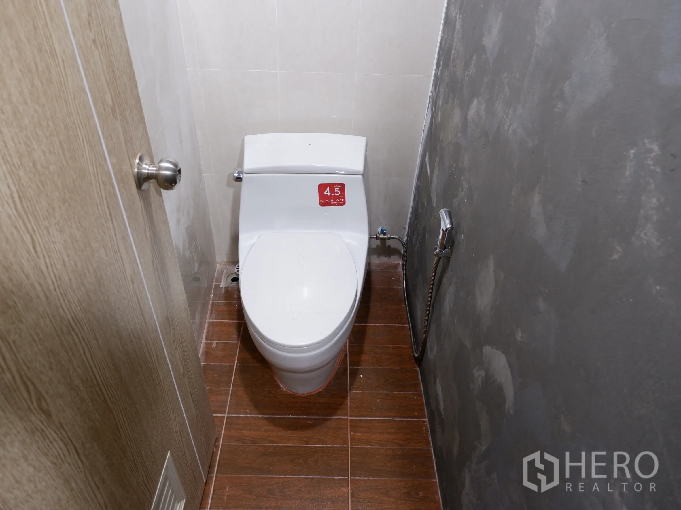 带办公室的家 出售在Bang Rak, Bangkok - 整洁坐便间，配喷枪与木纹地砖。