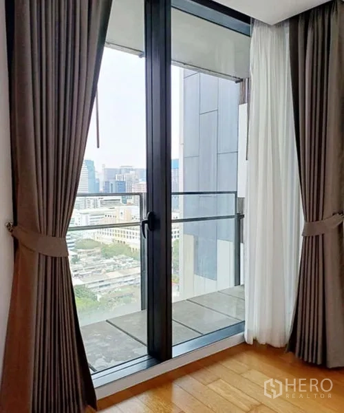 คอนโด ให้เช่าในSathon, Bangkok - ประตูกระจกบานเลื่อนออกสู่ระเบียงเล็กพร้อมผ้าม่าน มองเห็นวิวเมือง