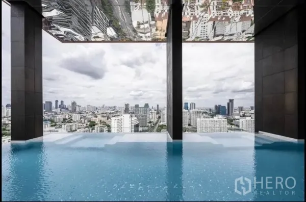 Condominium for rent or sale in Watthana, Bangkok - Sky infinity pool overlooking the Bangkok skyline with a mirrored canopy above.