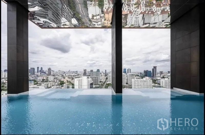 Condominium for rent or sale in Watthana, Bangkok - Sky infinity pool overlooking the Bangkok skyline with a mirrored canopy above.