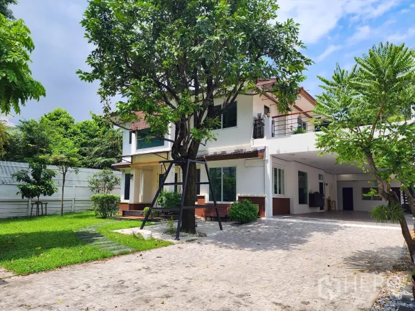 Detached House for rent in Bang Kapi, Bangkok - Two-storey detached house with mature trees, green lawn and a wide paved driveway.