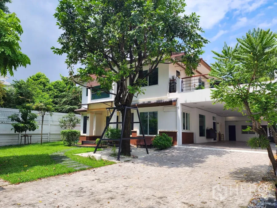Detached House for rent in Bang Kapi, Bangkok - Two-storey detached house with mature trees, green lawn and a wide paved driveway.