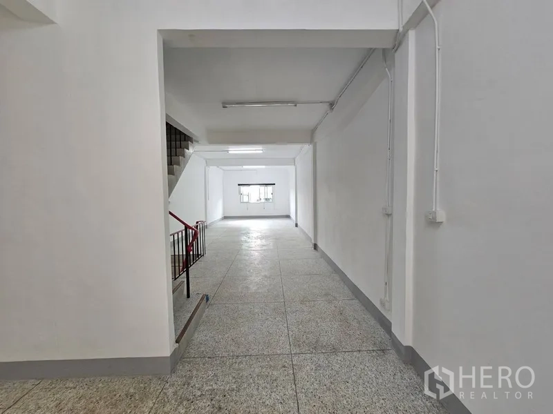 อาคารพาณิชย์ ให้เช่า - โถงโล่งชั้นบนพร้อมบันไดด้านข้างและหน้าต่าง