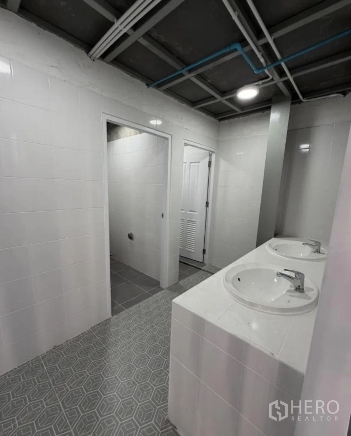 โกดัง for rent in Bang Khun Thian, Bangkok - โถล้างมือคู่และพื้นกระเบื้องในโซนล้างหน้า