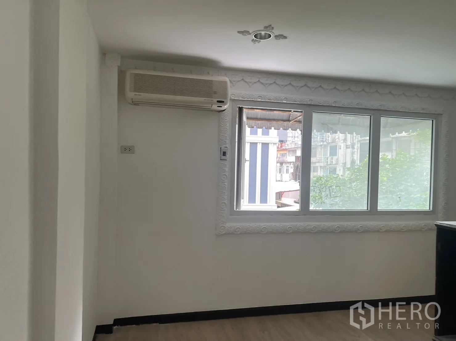 Retail Space for rent in Khlong Toei, Bangkok - Windowed room with wall-mounted air conditioner and natural light.