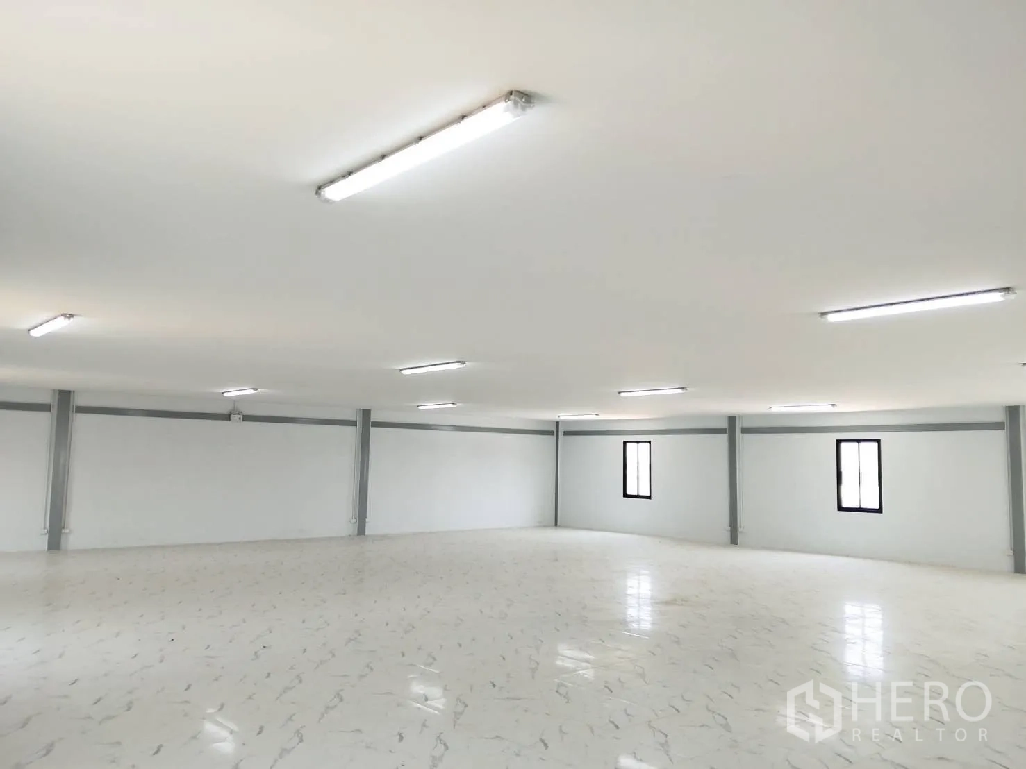 โกดัง for rent in Bang Bo, Samut Prakan - พื้นที่สำนักงานกว้างพื้นกระเบื้อง หน้าต่าง และไฟเพดาน