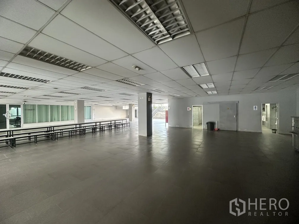工厂 for rent in Lam Luk Ka, Pathum Thani - 大型员工食堂，长条餐桌与瓷砖地面。