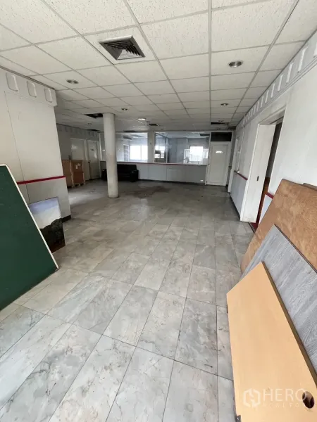 货栈 出租在Huai Khwang, Bangkok - 前台/办公室区域，玻璃隔断与瓷砖地面。