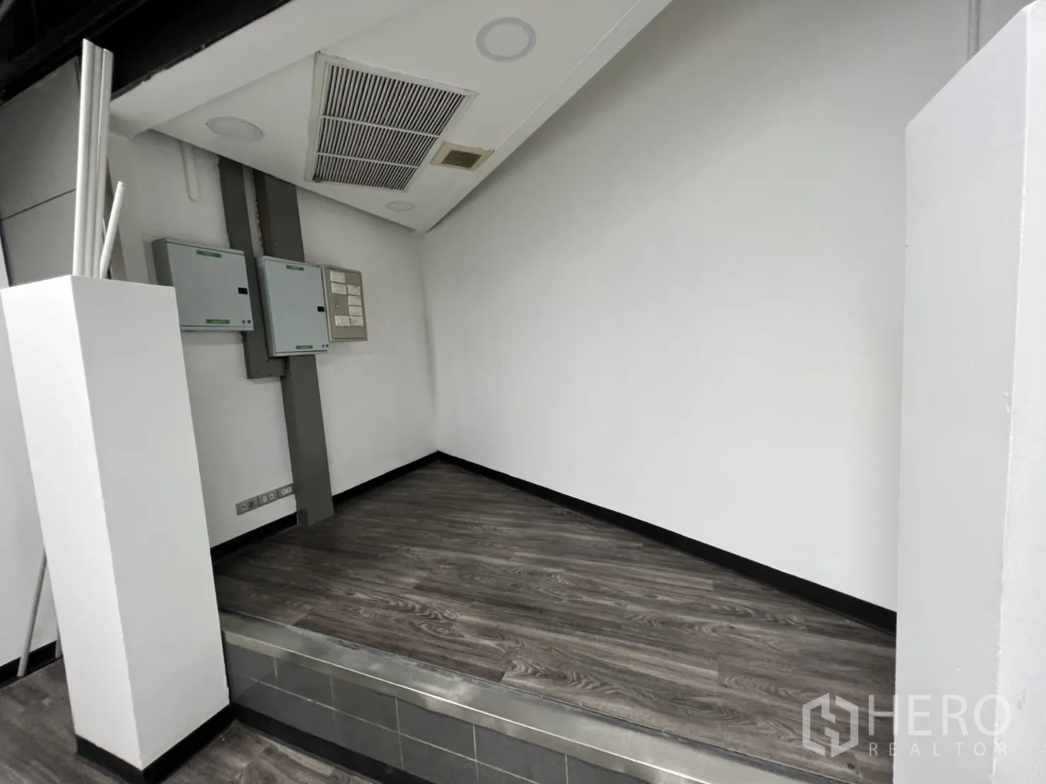 Retail Space for rent in Sathon, Bangkok - Small raised alcove with electrical panels and vinyl flooring.