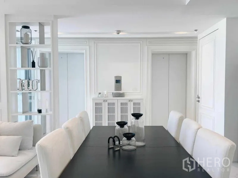 คอนโด ให้เช่าหรือขายในBang Kho Laem, Bangkok - มุมทานอาหารเก้าอี้บุนวมนุ่มสบาย พร้อมชั้นวางของสไตล์มินิมอล.