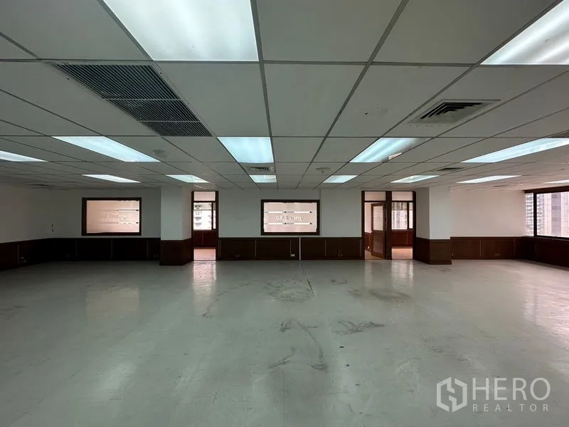 办公空间 出租在Watthana, Bangkok - 主办公大厅宽敞，荧光灯吊顶，分隔房间成列。