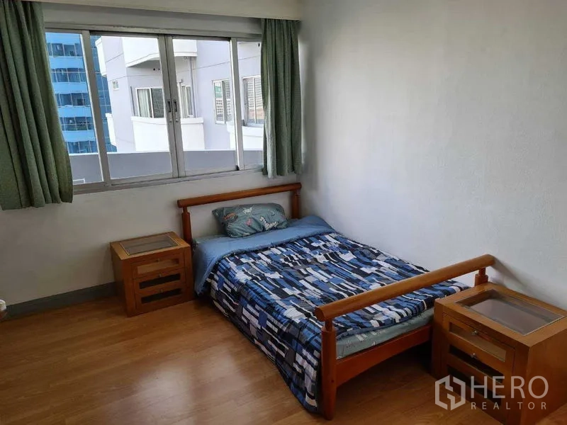 คอนโด ให้เช่าในRatchathewi, Bangkok - ห้องนอนรองพร้อมเตียงเดี่ยว โต๊ะหัวเตียงสองข้าง และหน้าต่าง