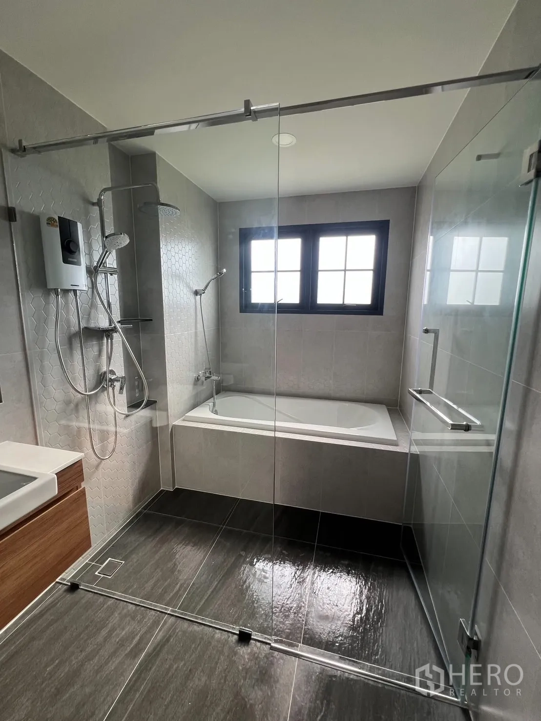 บ้าน ให้เช่าในBang Phli, Samut Prakan - ห้องน้ำทันสมัย กั้นกระจก มีฝักบัวและอ่างอาบน้ำ