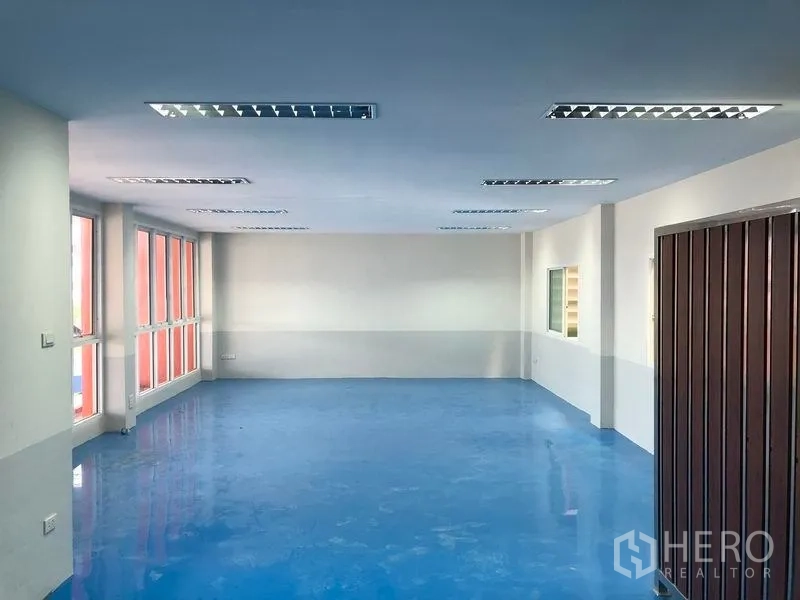 工厂 出租在Samut Prakan - 大型空调办公室，蓝色环氧地坪，采光充足的窗户。