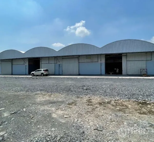 คลังสินค้า ให้เช่าในKrathum Baen, Samut Sakhon - โกดังโครงสร้างโลหะหลังคาโค้ง ประตูม้วนหลายบาน พร้อมลานหินคลุกกว้างใต้ท้องฟ้าแจ่มใส