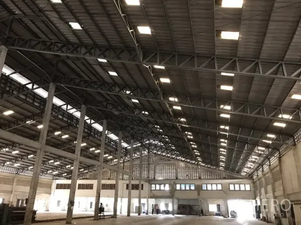 货栈 出租在Phra Pradaeng, Samut Prakan - 大型仓库内部，高挑钢桁架屋顶与天窗，混凝土地面。