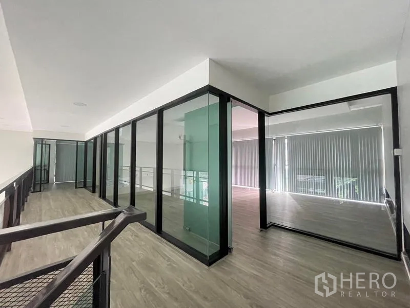 办公空间 出租在Bang Na, Bangkok - 夹层走道，整排玻璃隔断会议室，黑色框架。