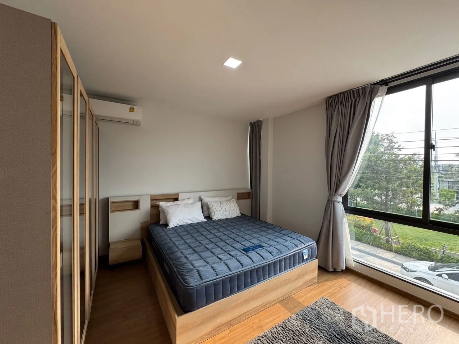 联排别墅 for rent in Bang Phli, Samut Prakan - 主卧带大面积落地窗、床与床头柜。