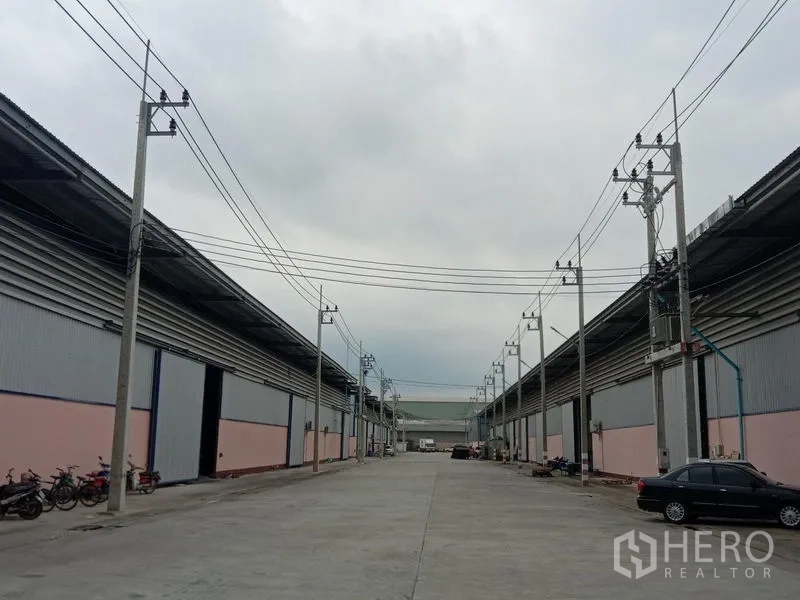 โรงงาน ให้เช่าในBan Phaeo, Samut Sakhon - ถนนหลักของโครงการอุตสาหกรรม มีประตูบานเลื่อนขนาดใหญ่และที่จอดรถ