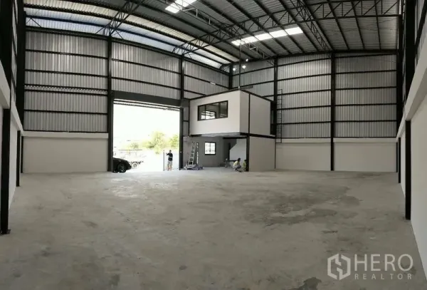 คลังสินค้า ให้เช่าในBang Phli, Samut Prakan - ภายในโกดังโล่ง เพดานโครงเหล็กสูง พร้อมออฟฟิศชั้นลอย