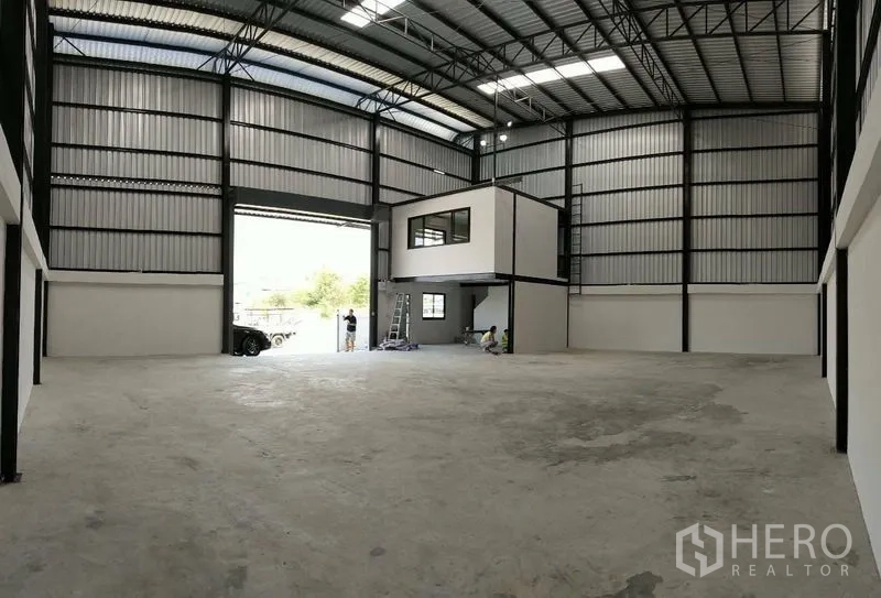 คลังสินค้า ให้เช่าในBang Phli, Samut Prakan - ภายในโกดังโล่ง เพดานโครงเหล็กสูง พร้อมออฟฟิศชั้นลอย