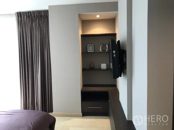 คอนโด ให้เช่าในWatthana, Bangkok - มุมห้องนอนพร้อมชั้นวางบิวท์อิน โต๊ะทำงาน และทีวีติดผนัง