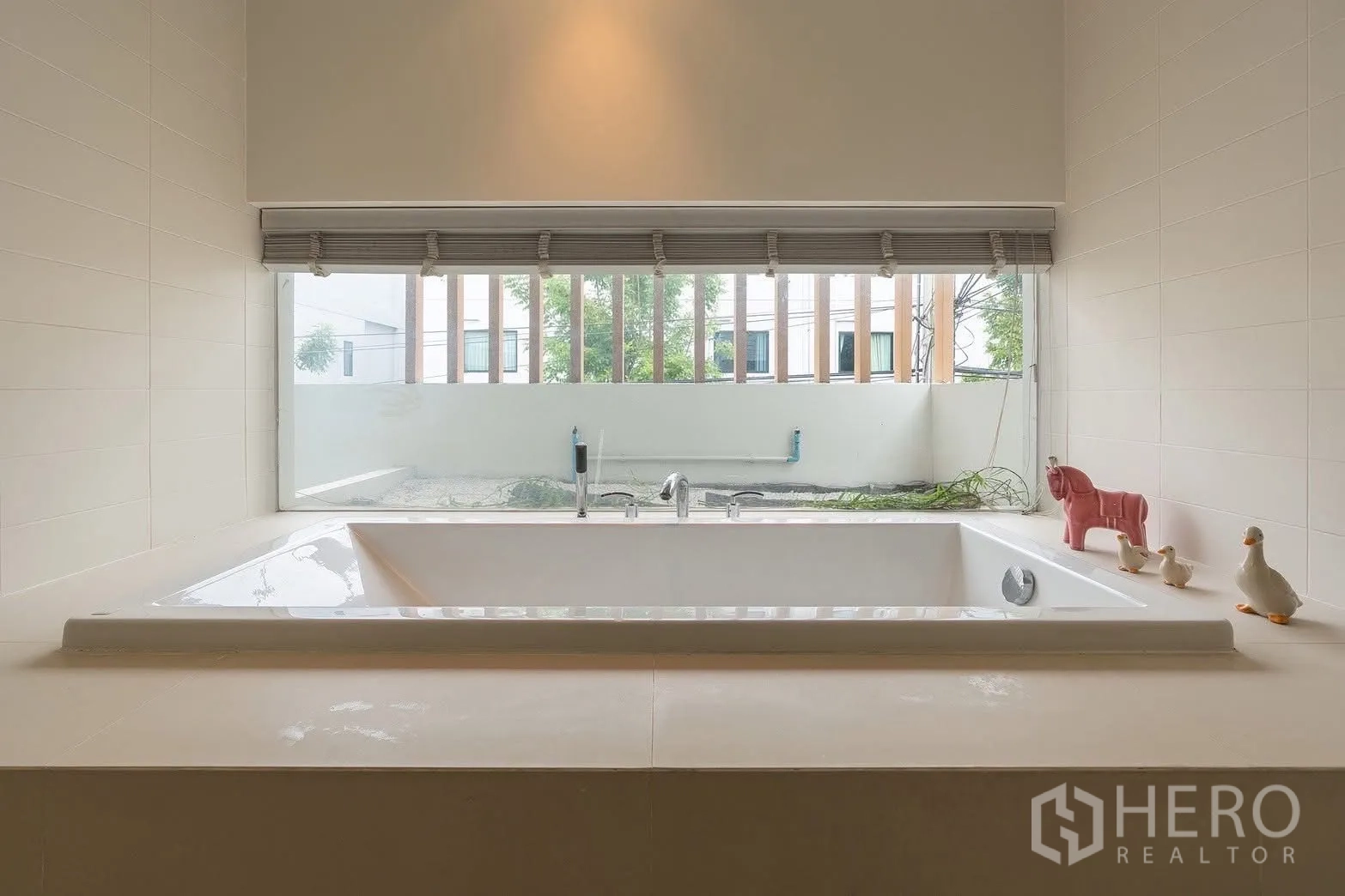 Detached House for rent in Saphan Sung, Bangkok - Deep bathtub by a window looking onto a small courtyard.