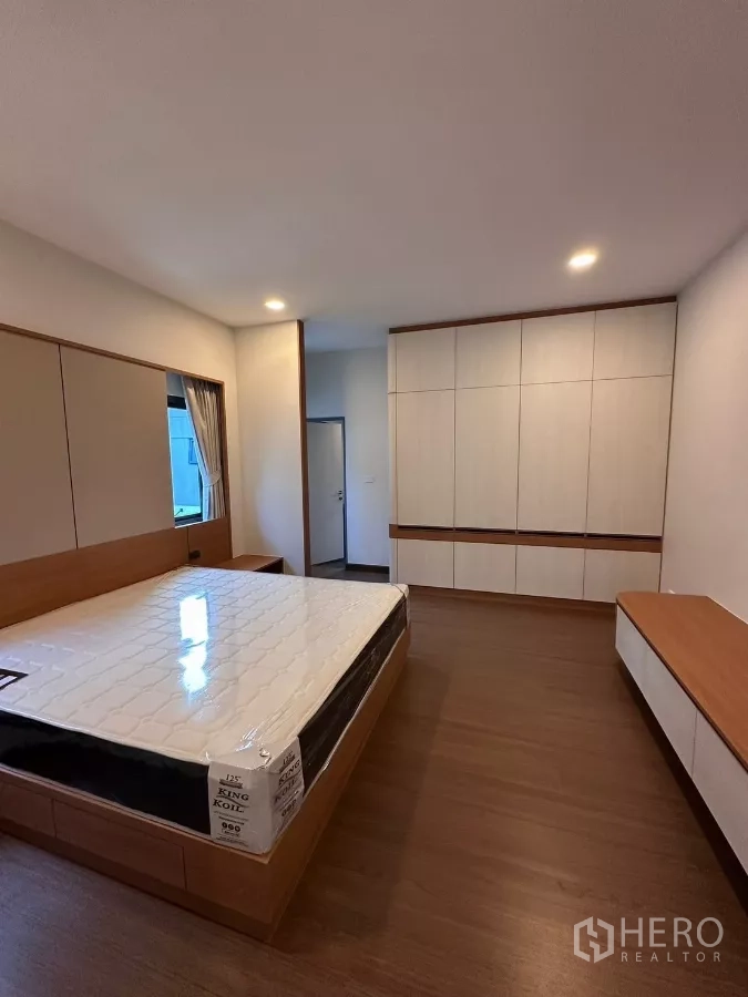 独立式住宅 出租在Bang Phli, Samut Prakan - 卧室，配特大床、内嵌衣柜与木地板。