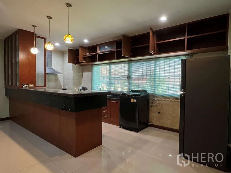 带办公室的家 出租或出售在Min Buri, Bangkok - 内置厨房，设中岛、吊灯、抽油烟机与充足柜体。