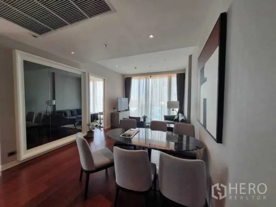 คอนโด ให้เช่าในWatthana, Bangkok - ห้องนั่งเล่น–รับประทานอาหารแบบโอเพ่นพร้อมกระจกเงาบานใหญ่และหน้าต่างระเบียง