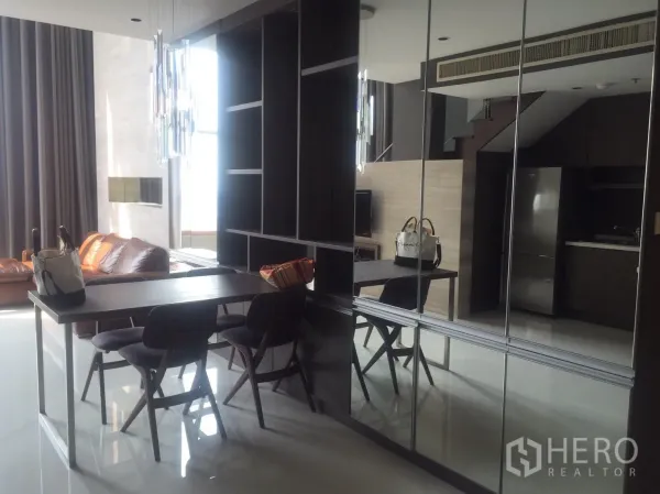 公寓 出租在Khlong Toei, Bangkok - 开放式餐区，置物隔断、吊灯与紧凑厨房一体布局。