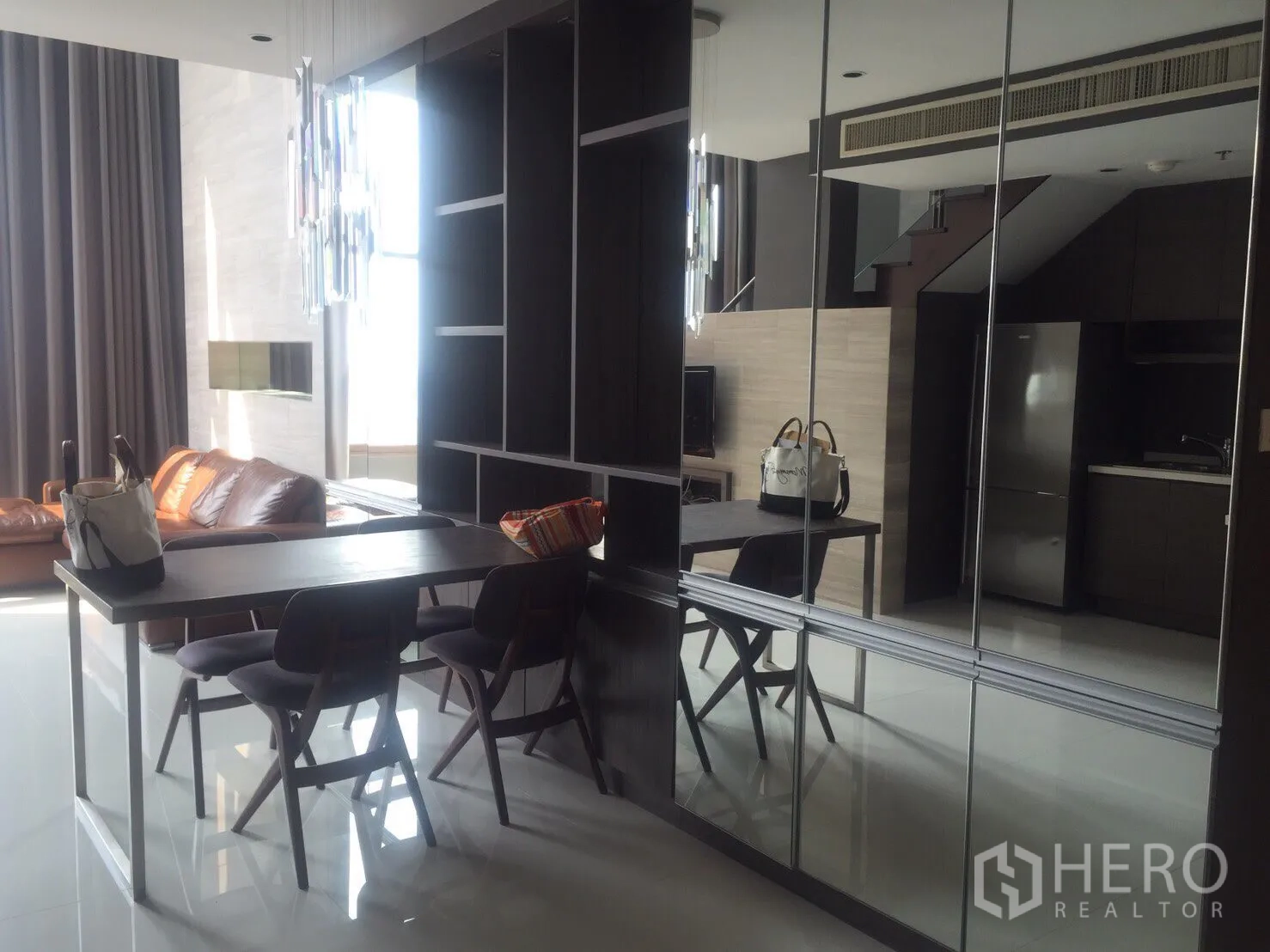 公寓 出租在Khlong Toei, Bangkok - 开放式餐区，置物隔断、吊灯与紧凑厨房一体布局。