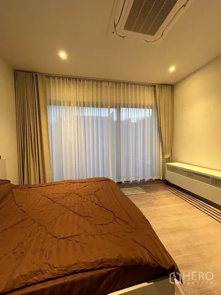 บ้าน ให้เช่าในBang Kapi, Bangkok - ห้องนอนอบอุ่น หน้าต่างบานใหญ่ แอร์ฝังฝ้า และตู้ยาว
