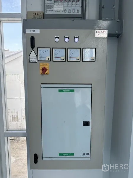 Factory for rent in Khlong Luang, Pathum Thani - Electrical control panel for three‑phase power with meters and safety switches.