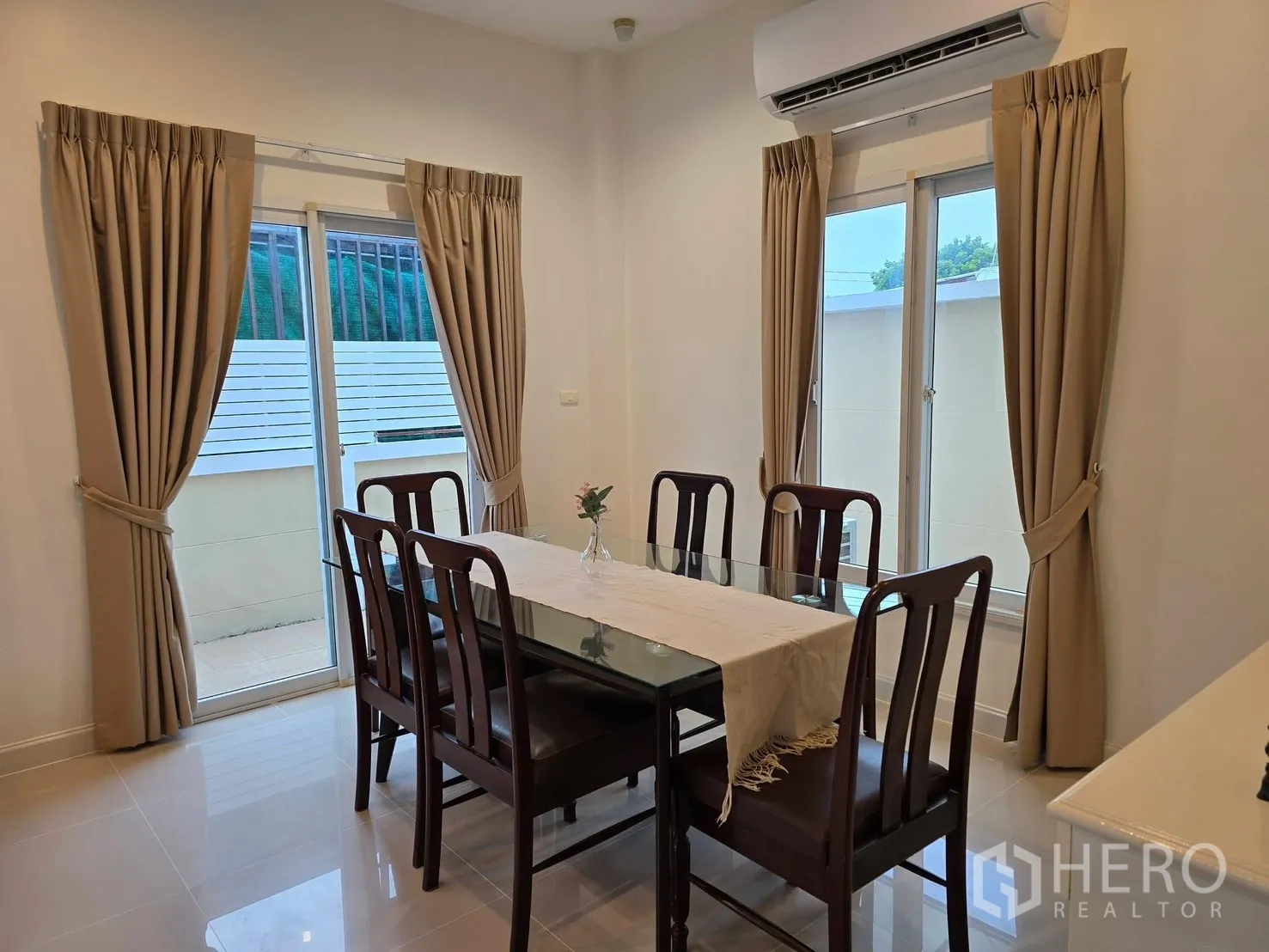 บ้านเดี่ยว for rent in Bang Phli, Samut Prakan - มุมทานข้าว โต๊ะกระจก เก้าอี้ และประตูกระจกบานเลื่อน