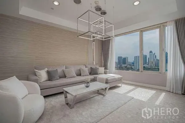 公寓 出租或出售在Watthana, Bangkok - 客厅转角窗，充足日照与城市景色。