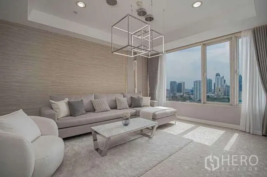 公寓 出租或出售在Watthana, Bangkok - 客厅转角窗，充足日照与城市景色。
