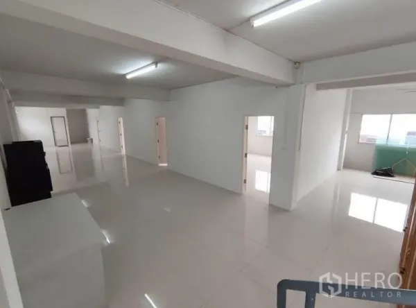 คลังสินค้า ให้เช่าในBang Phli, Samut Prakan - ชั้นออฟฟิศแบบเปิดโล่ง สว่าง พร้อมหลายห้องและหน้าต่าง
