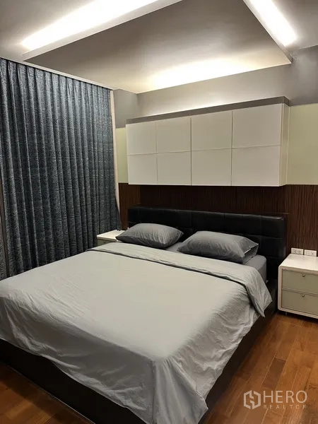 公寓 出租在Watthana, Bangkok - 卧室配置大床、壁挂柜、天花灯带与厚窗帘。