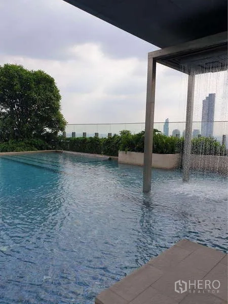 คอนโด ให้เช่าในSathon, Bangkok - สระบนดาดฟ้าพร้อมม่านน้ำ พันธุ์ไม้ และฉากหลังสกายไลน์