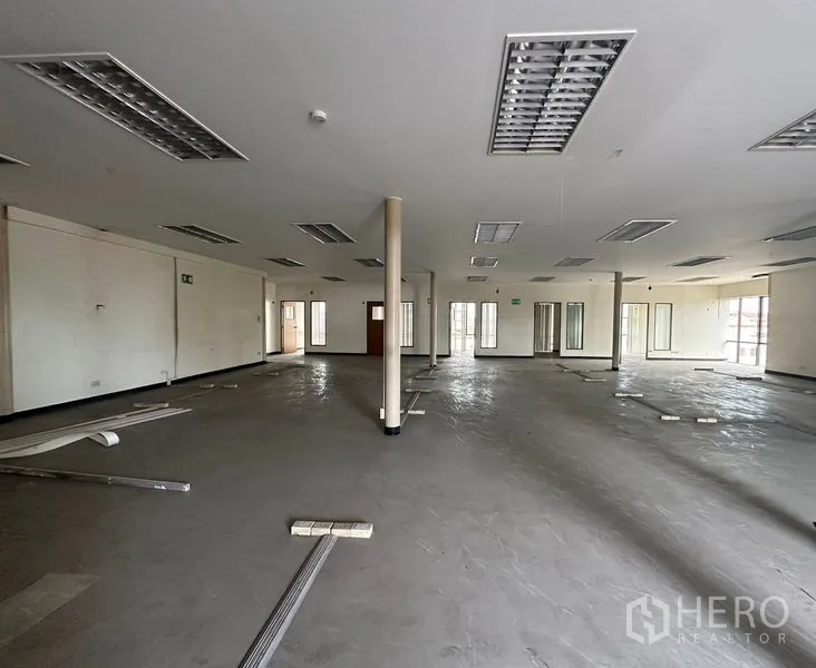 คลังสินค้า ให้เช่าในSuan Luang, Bangkok - ชั้นออฟฟิศ/โกดังเปิดโล่งขนาดใหญ่ มีเสากลางและโคมไฟเพดาน