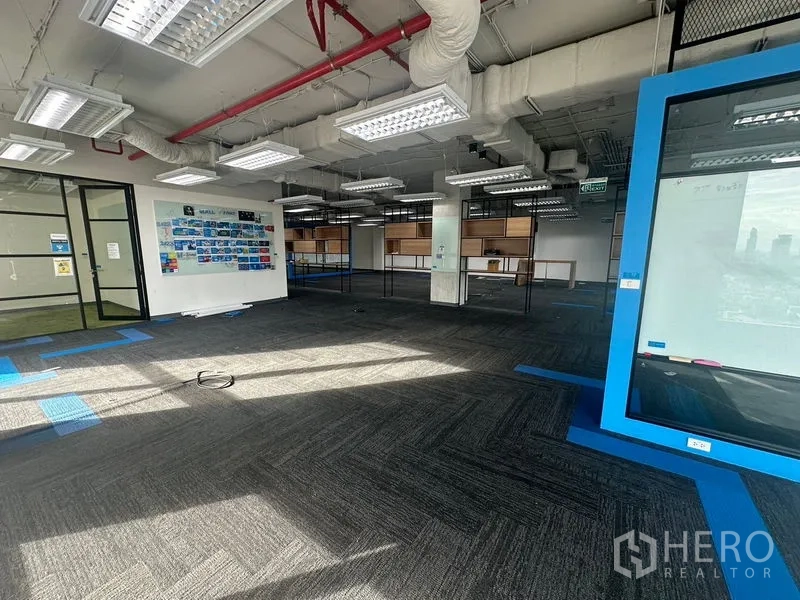 办公空间 出租在Bang Rak, Bangkok - 明亮办公区，蓝色展示框、置物架和玻璃隔断。